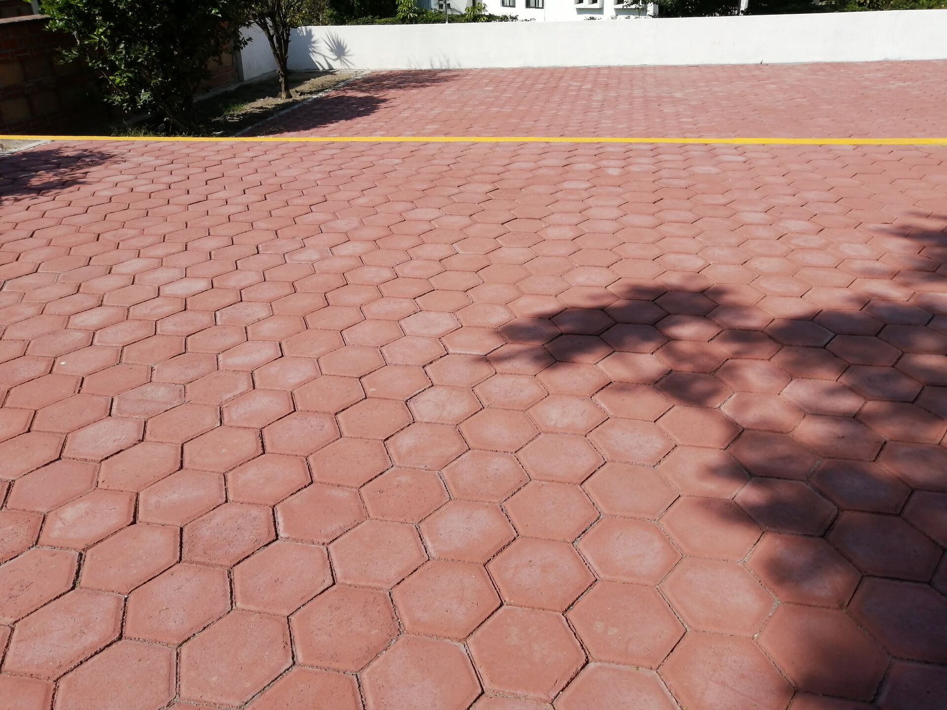 Patio pavimentado con adocreto hexagonal rojo de BS Prefabricados