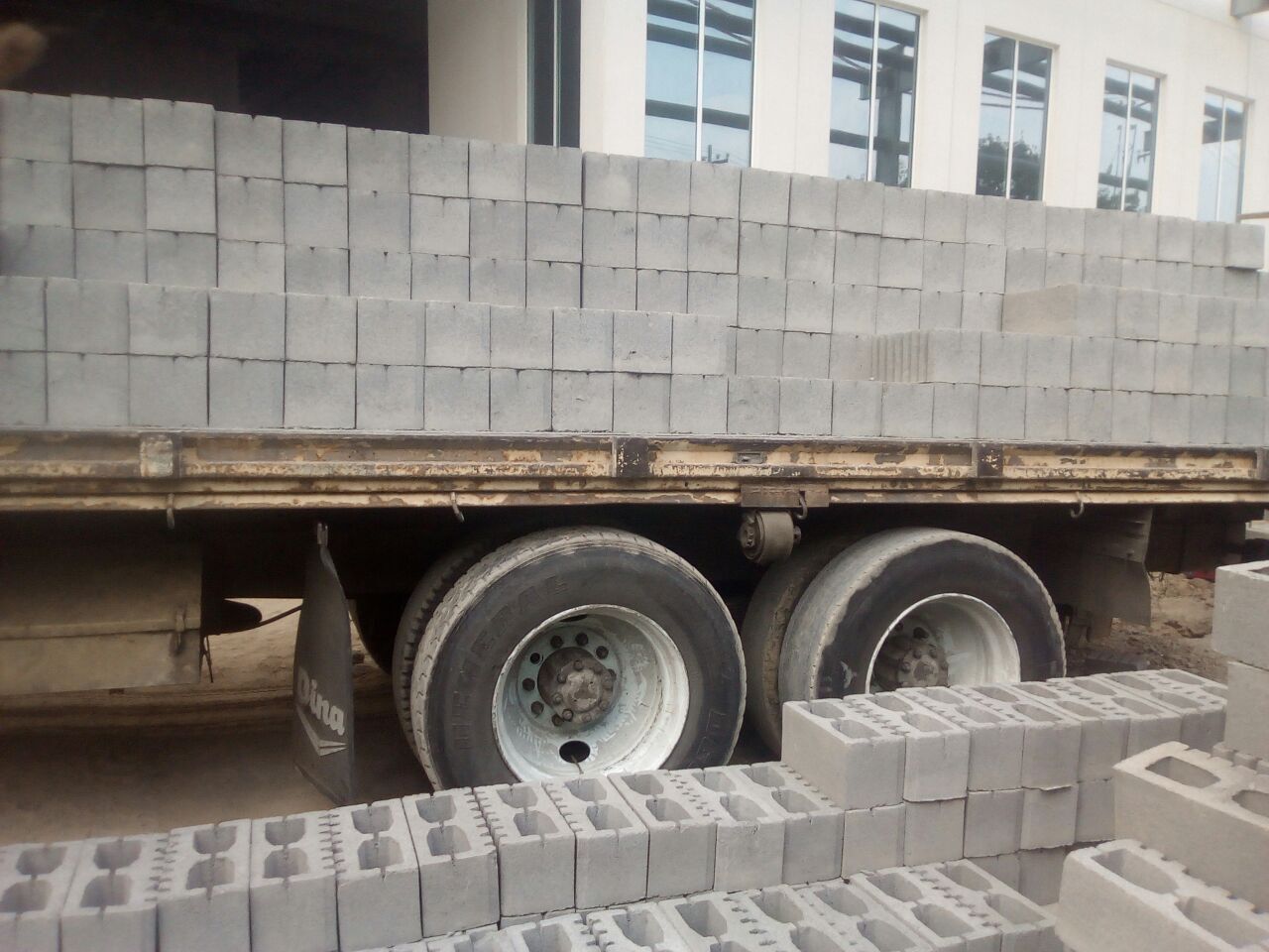 Camión entregando block en obra