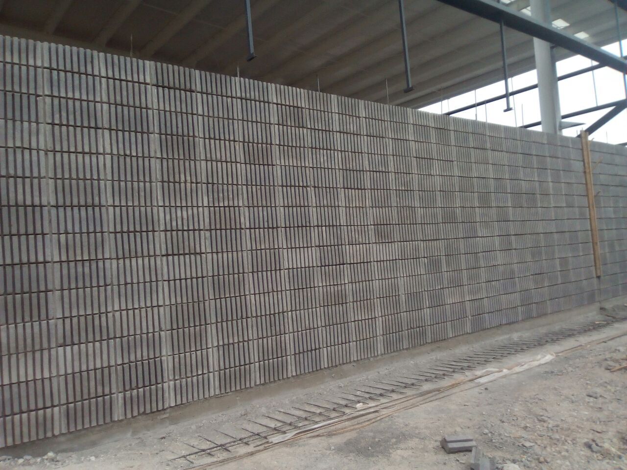 Muro de block en una nave industrial