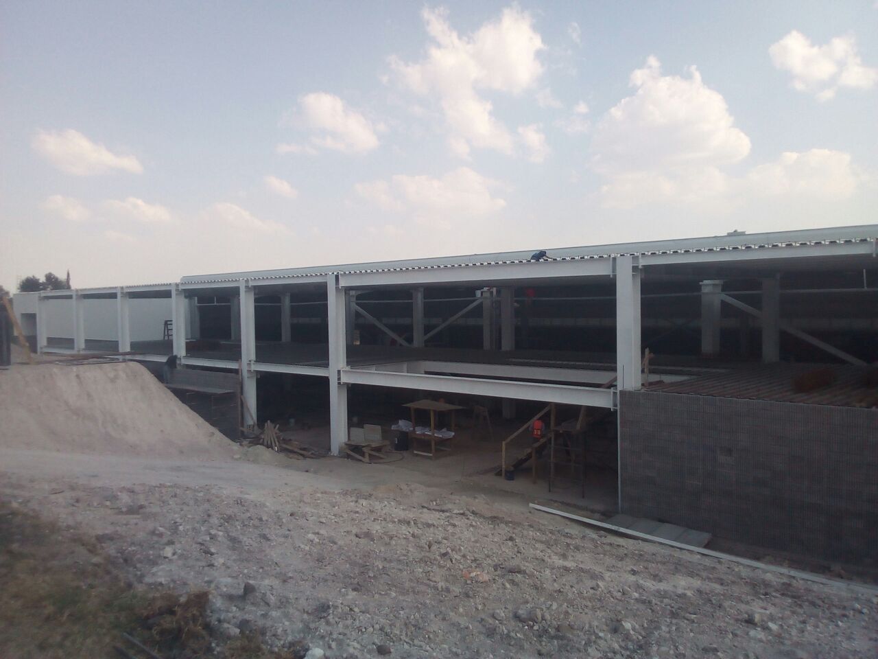 Nave industrial con muros de block