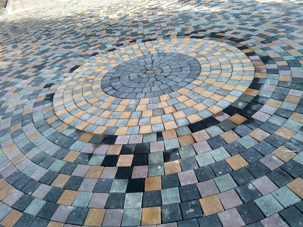 Plaza con adocreto en cuatro colores formando un círculo