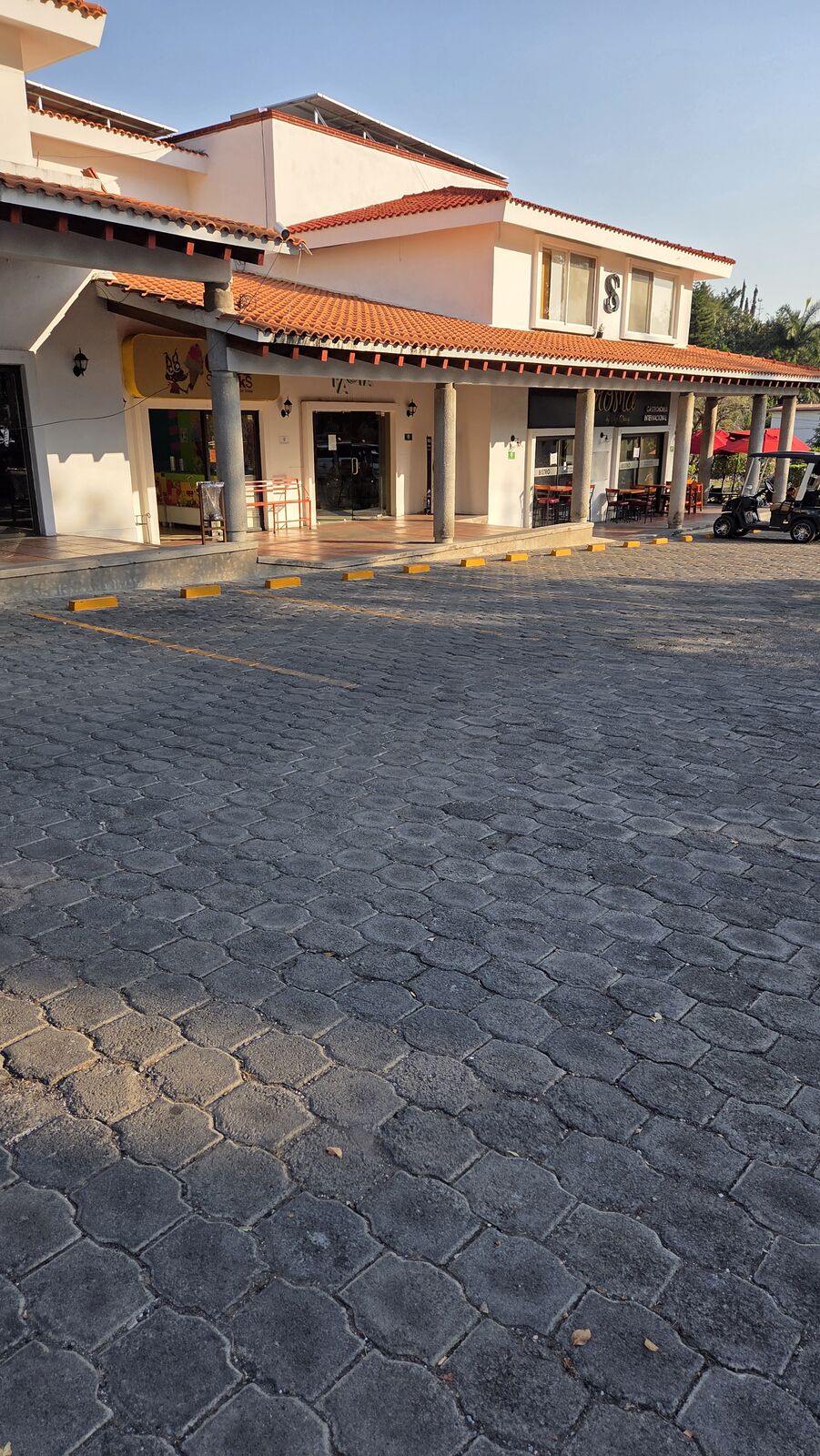Plaza comercial pavimentada con adocreto hexagonal