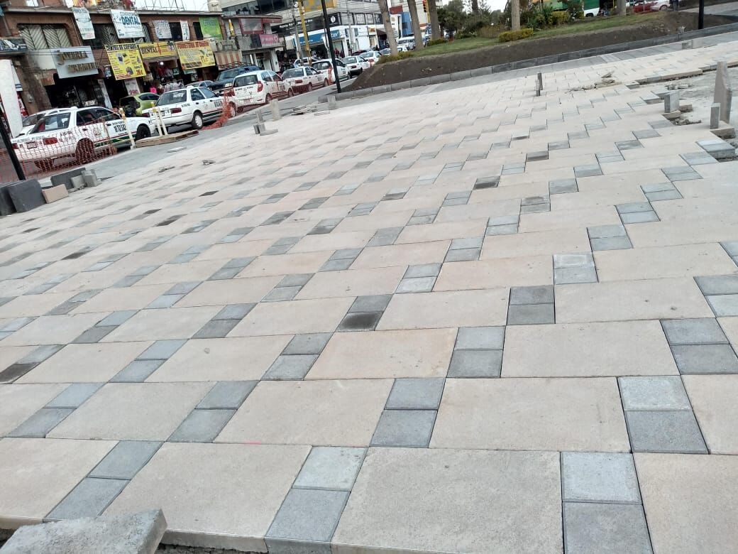 Plaza con placa de concreto en varios colores