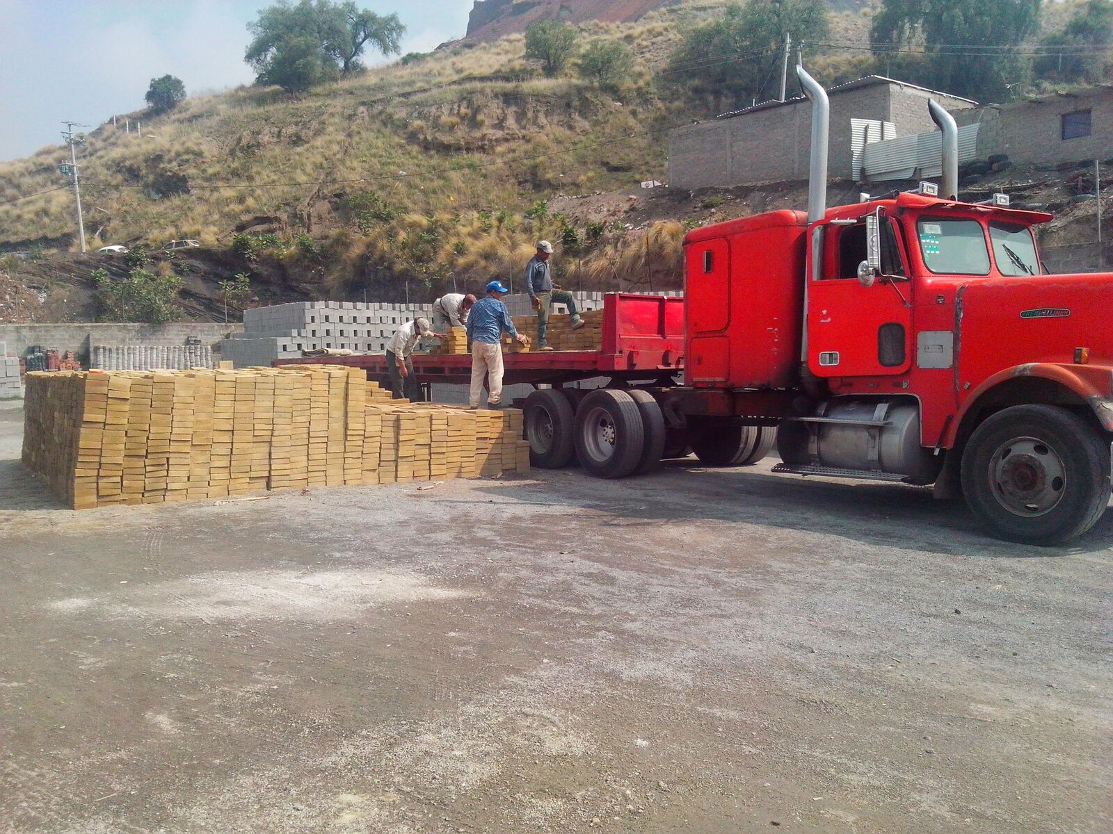 Camión cargando producto en la planta
