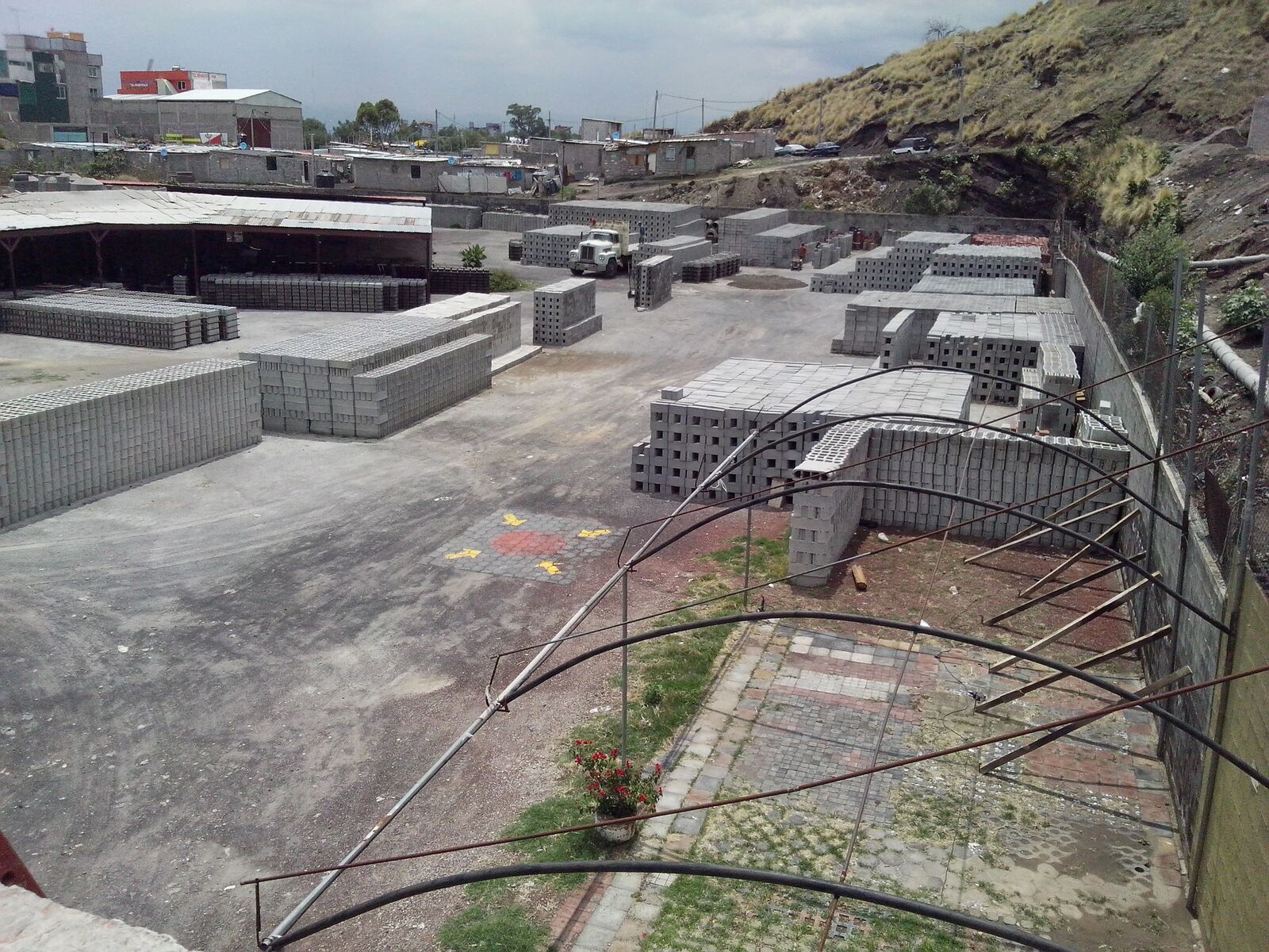 Patio de la planta con producto estibado